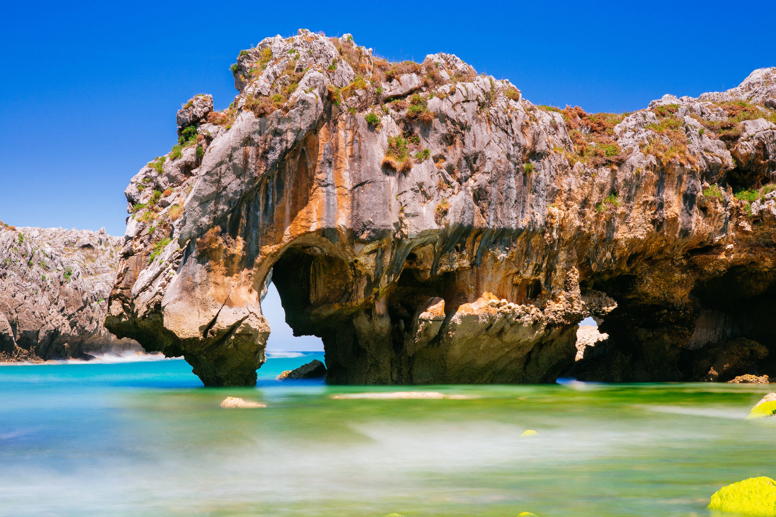 Platja de Cuevas del Mar, Astúries