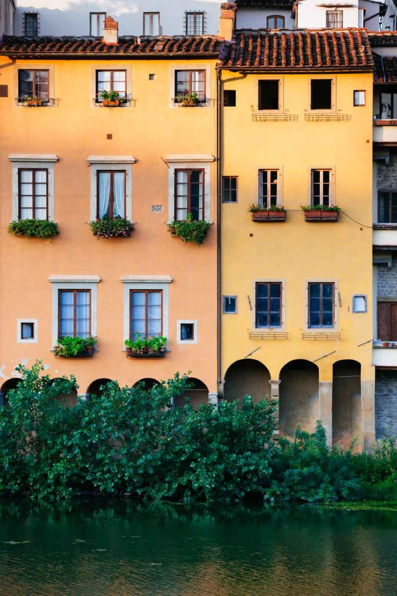 Edificios coloridos cerca del río Arno