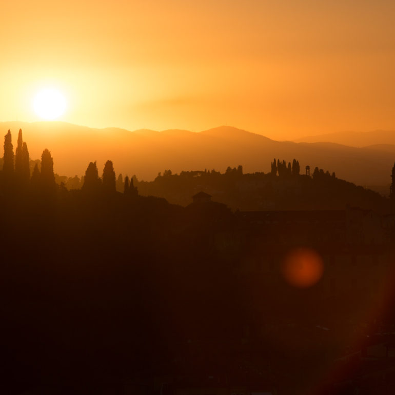 Puesta de sol sobre los montes de Florencia