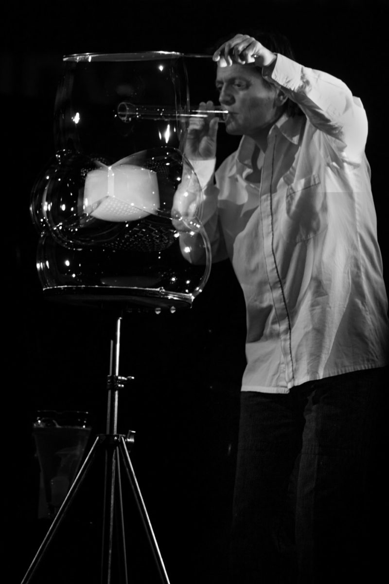 Pep Bou bubbles show