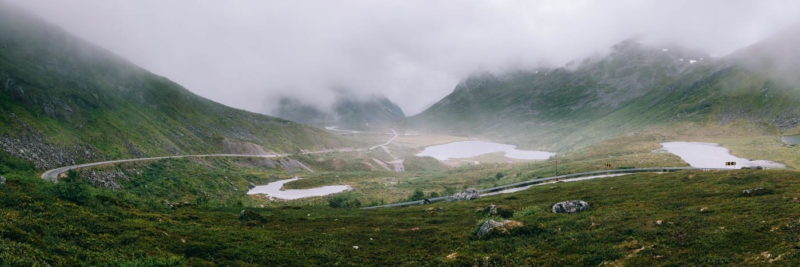 Ruta 63 al costat del Llac Øvstevatnet