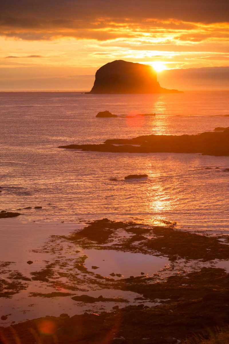 Amanecer detrás de Bass Rock